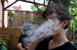 Dalla droga all’alcol, i giovani sono sempre più a rischio