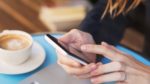 Mangiare con il cellulare in mano fa ingrassare